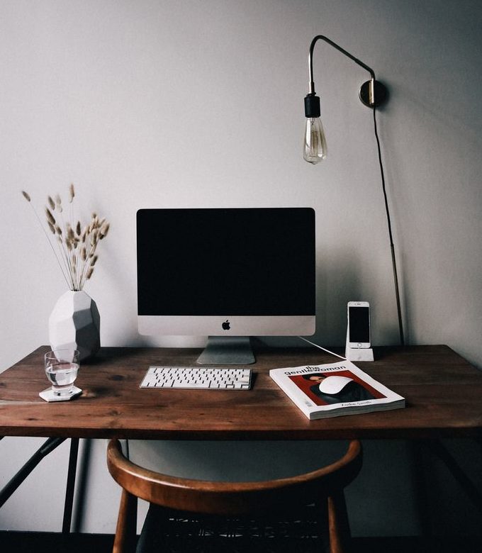 aesthetic minimalist desk